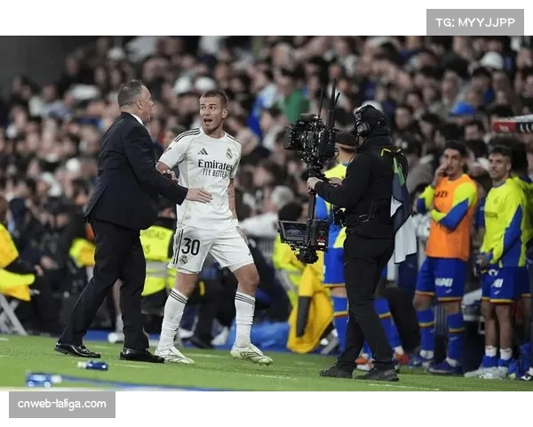 伯纳乌八万名球迷为即将退役的克罗斯起立鼓掌 伯纳乌八万名球迷为即将退役的克罗斯起立鼓掌